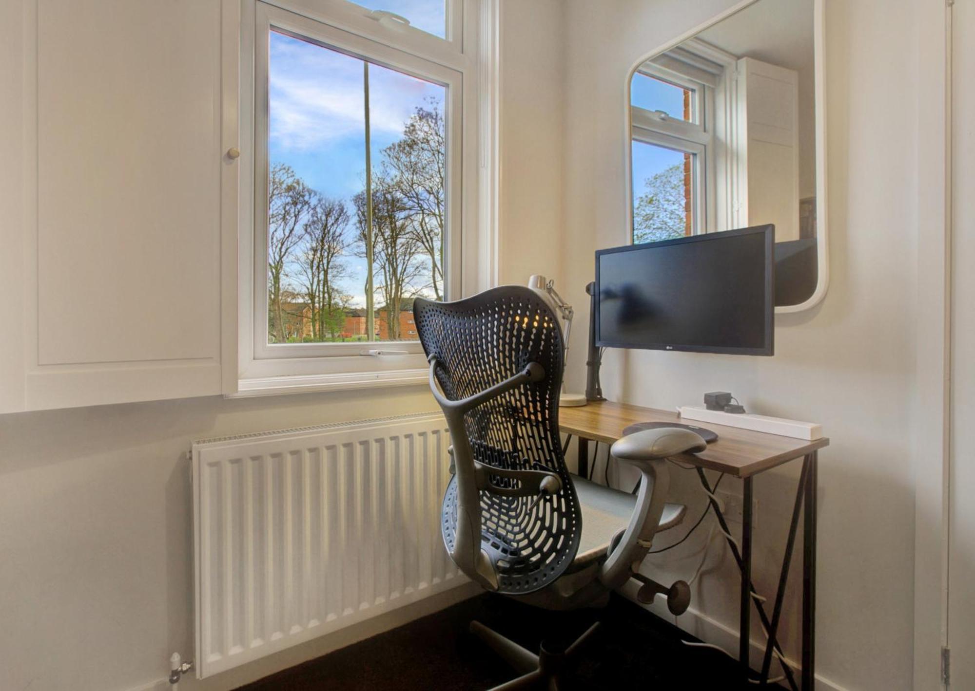 Stylish, Business Traveller Friendly Apartment, With Free Parking And Netflix Farnborough  Exterior foto
