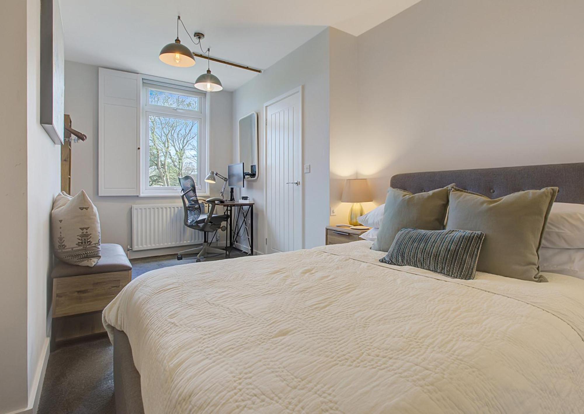 Stylish, Business Traveller Friendly Apartment, With Free Parking And Netflix Farnborough  Exterior foto